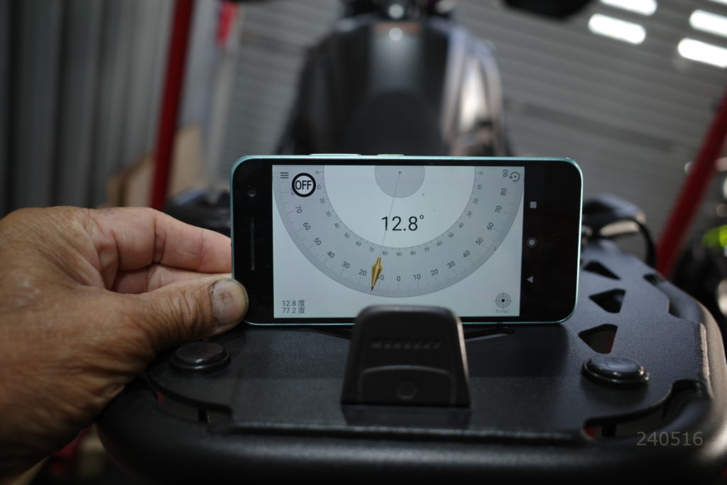 ノーマル車高状態、ノーマルスタンド自立角度。