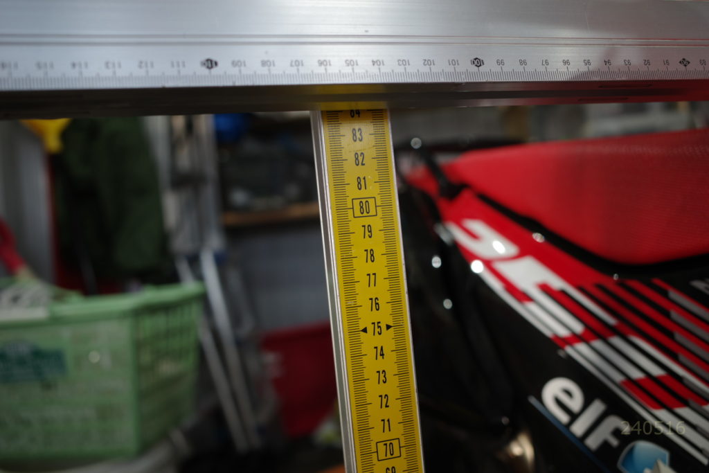 シート高840mmカタログデータは855mmローダウンリンクは-30mmにセットしているが、バネが効いてこうなっている。